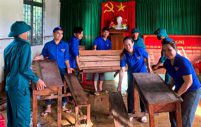 Thanh niên giúp người dân khắc phục hậu quả sau mưa lũ- Ảnh 6. Thanh niên giúp người dân khắc phục hậu quả sau mưa lũ- Ảnh 6.