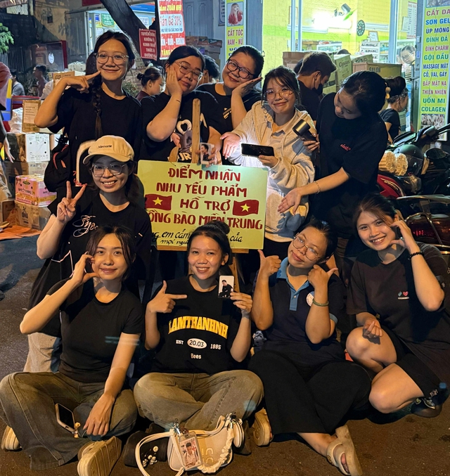 Nhiều bạn trẻ vận động hàng hóa cứu trợ đồng bào miền Trung- Ảnh 3. Nhiều bạn trẻ vận động hàng hóa cứu trợ đồng bào miền Trung- Ảnh 3.