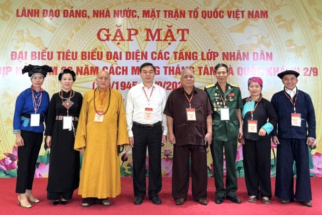 Lù Thị Tuyên: Người phụ nữ giúp dân làm giàu trên cao nguyên đá Hà Giang - Ảnh 1. Lù Thị Tuyên: Người phụ nữ giúp dân làm giàu trên cao nguyên đá Hà Giang - Ảnh 1.