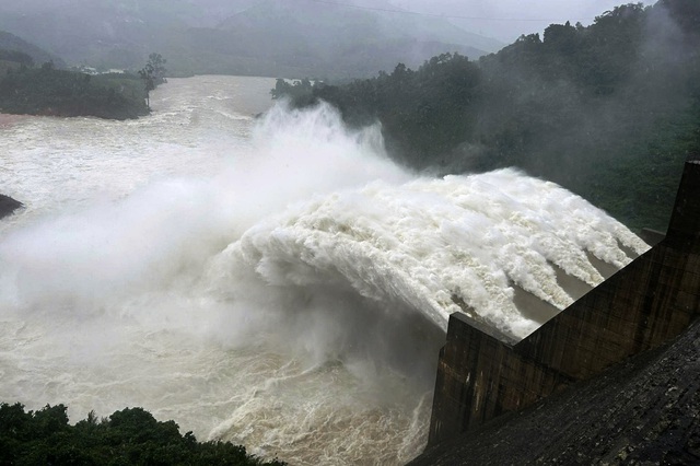 Er is kans op overstromingen, Da Nang geeft waterkrachtcentrales opdracht om het overstromingswater van vanochtend te lozen - Foto 1.