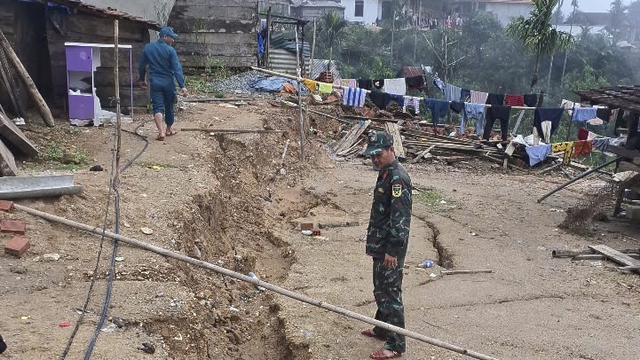 Quảng Ngãi: Nguy cơ tiếp tục sạt lở, nguy cơ lũ chồng lũ - Ảnh 3.