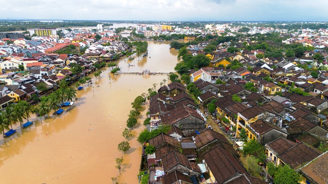 Er is kans op overstromingen, Da Nang geeft waterkrachtcentrales opdracht om het overstromingswater van vanochtend te lozen - Foto 2.