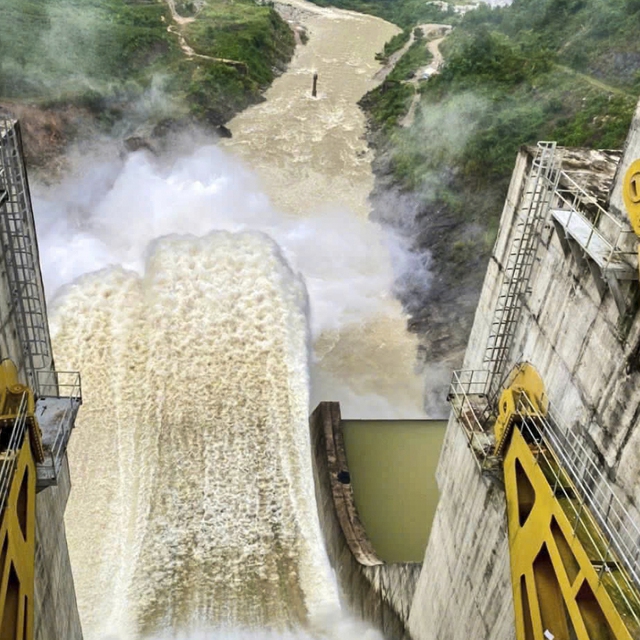 Quảng Ngãi: Nguy cơ tiếp tục sạt lở, nguy cơ lũ chồng lũ - Ảnh 5.