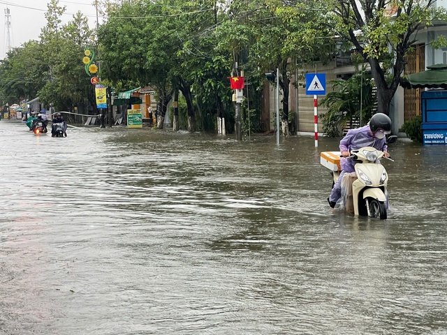 Quảng Ngãi: Nguy cơ tiếp tục sạt lở, nguy cơ lũ chồng lũ - Ảnh 1.