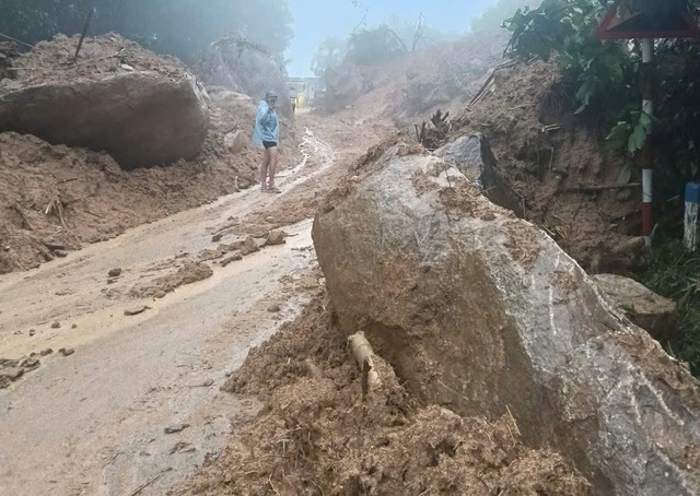 Quảng Ngãi: Nguy cơ tiếp tục sạt lở, nguy cơ lũ chồng lũ - Ảnh 4.