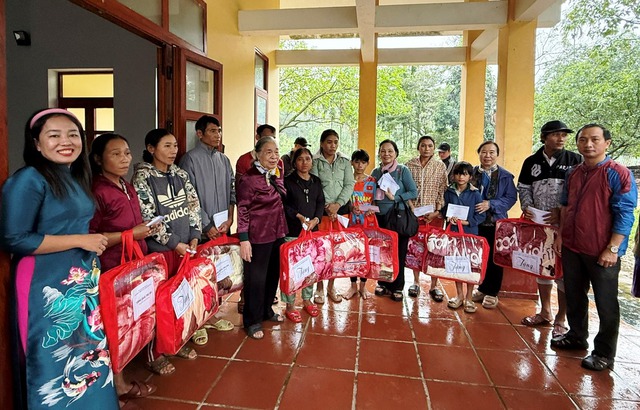 Đà Nẵng: Ngọn đồi đổ xuống ầm ầm, tài xế lái xe múc may mắn thoát nạn - Ảnh 2. Đà Nẵng: Ngọn đồi đổ xuống ầm ầm, tài xế lái xe múc may mắn thoát nạn - Ảnh 2.