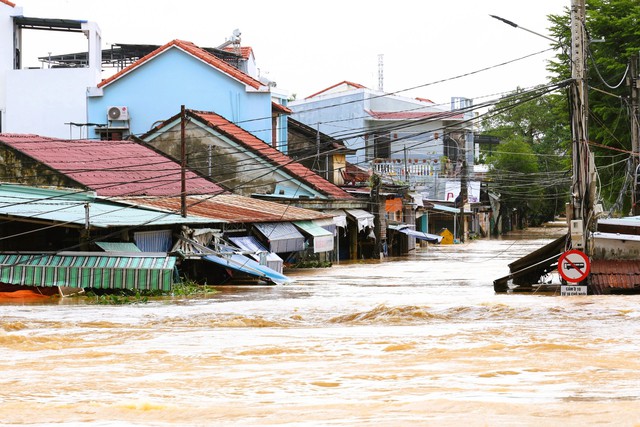 4 tấn thuốc và vật tư y tế cho người dân vùng lũ miền Trung kịp thời từ Long Châu - Ảnh 1.