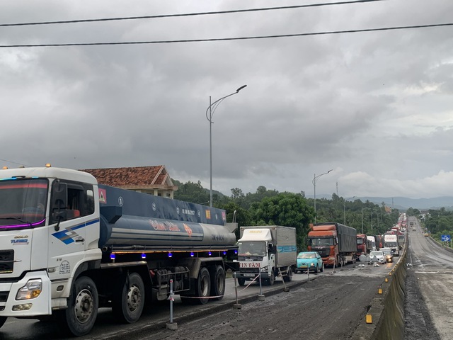 Đắk Lắk: Tắc nghẽn giao thông trên QL1A, đoàn xe nối dài cả cây số chờ đợi - Ảnh 2.