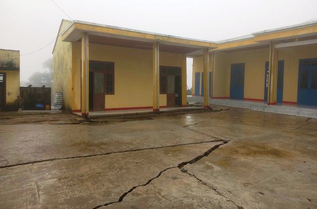 Đà Nẵng: Một điểm trường nguy cơ đổ sập vì sạt lở sau 3 tháng khánh thành - Ảnh 1.