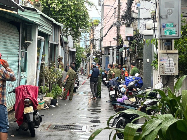 TP.HCM: Người đàn ông tấn công hàng xóm rồi châm lửa đốt nhà- Ảnh 1. TP.HCM: Người đàn ông tấn công hàng xóm rồi châm lửa đốt nhà- Ảnh 1.