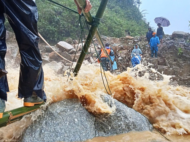 Đà Nẵng: Thót tim cảnh sản phụ vượt lũ trên cầu tre tự chế - Ảnh 2.