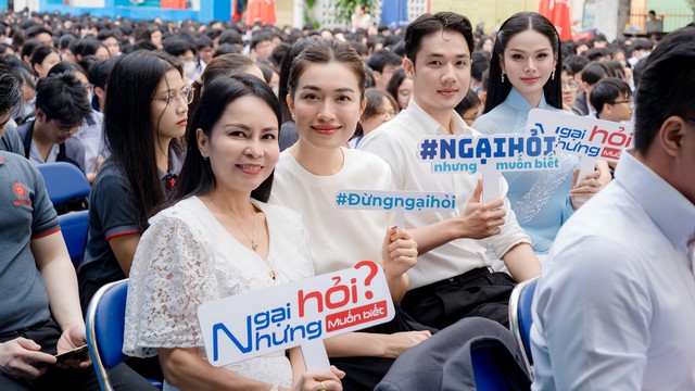 &Aacute; hậu Lệ Hằng, &Aacute; vương Minh Toại giải đ&aacute;p 'chuyện kh&oacute; n&oacute;i' của học sinh - Ảnh 2.