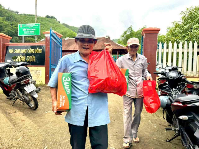 Người trẻ Báo Thanh Niên mang yêu thương về vùng lũ quét và sạt lở- Ảnh 2. Người trẻ Báo Thanh Niên mang yêu thương về vùng lũ quét và sạt lở- Ảnh 2.