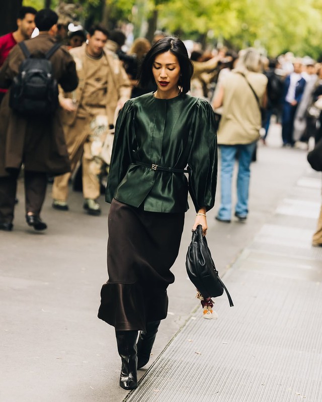 Chân váy chữ A và bốt, đi làm đi chơi đều đẹp - Ảnh 2.