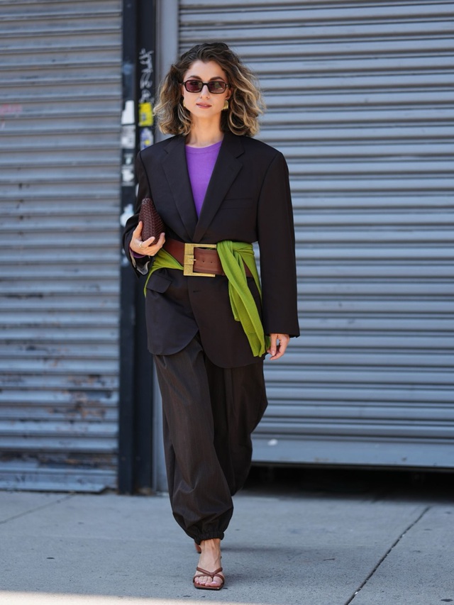 Một chiếc thắt lưng, 'biến' áo blazer thành đỉnh cao - Ảnh 1.