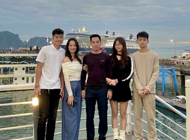 'Bờ vai' vững ch&atilde;i của sao U.23 Việt Nam Nguyễn Hiểu Minh: Con đi đ&acirc;u, bố mẹ theo đấy!- Ảnh 1.