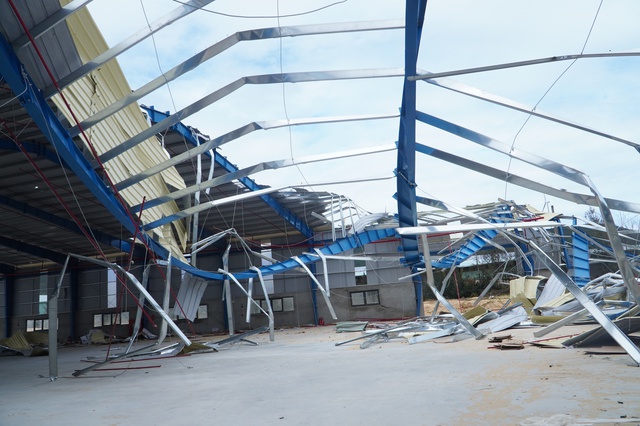 Khẩn trương khôi phục hạ tầng Khu kinh tế Nhơn Hội sau bão Kalmaegi - Ảnh 2.