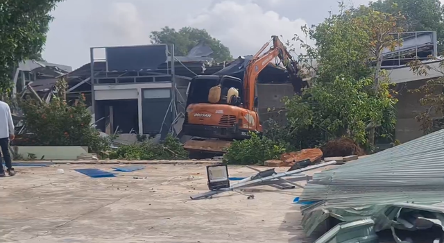 Cưỡng chế lấn chiếm đất công tại đồi cát bay Mũi Né , phục hồi hiện trạng - Ảnh 1. Cưỡng chế lấn chiếm đất công tại đồi cát bay Mũi Né , phục hồi hiện trạng - Ảnh 1.