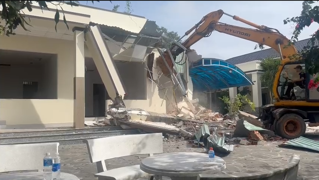 Cưỡng chế lấn chiếm đồi cát bay Mũi Né, trả lại hơn 6 ha đất công - Ảnh 1.