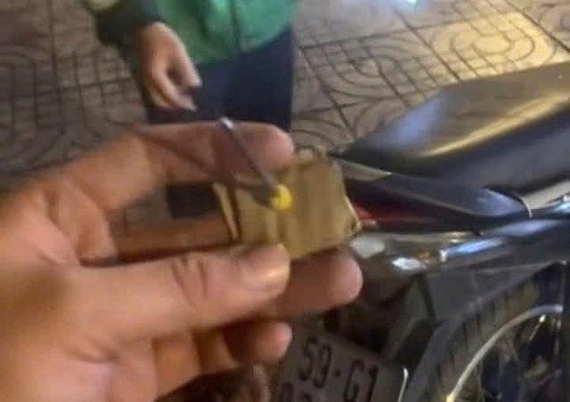 TP.HCM: Bắt quả tang người đàn ông rải đinh bẫy người đi đường - Ảnh 2.