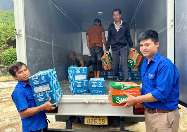 Người trẻ Báo Thanh Niên mang yêu thương về vùng lũ quét và sạt lở- Ảnh 1. Người trẻ Báo Thanh Niên mang yêu thương về vùng lũ quét và sạt lở- Ảnh 1.
