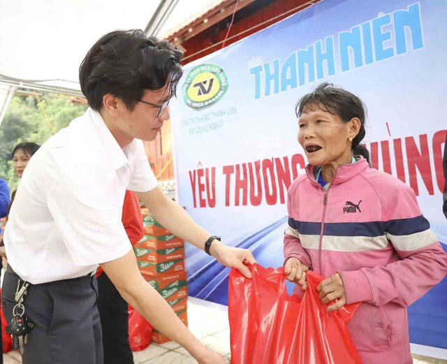 Người trẻ Báo Thanh Niên mang yêu thương về vùng lũ quét và sạt lở- Ảnh 4. Người trẻ Báo Thanh Niên mang yêu thương về vùng lũ quét và sạt lở- Ảnh 4.