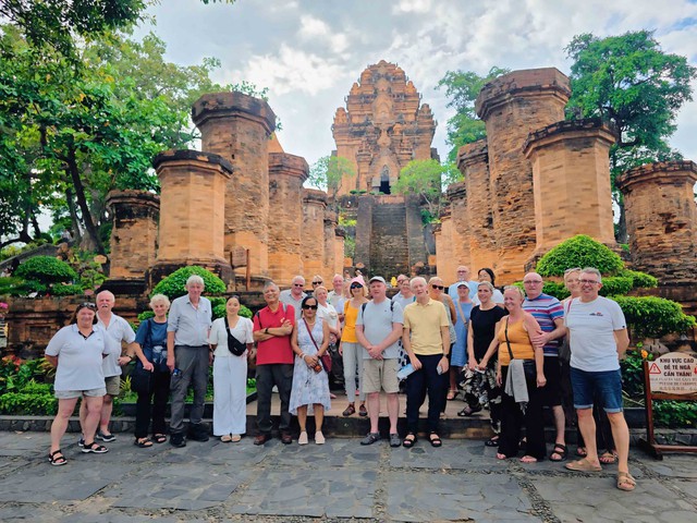 Du lịch bứt tốc bất chấp mưa bão- Ảnh 4.