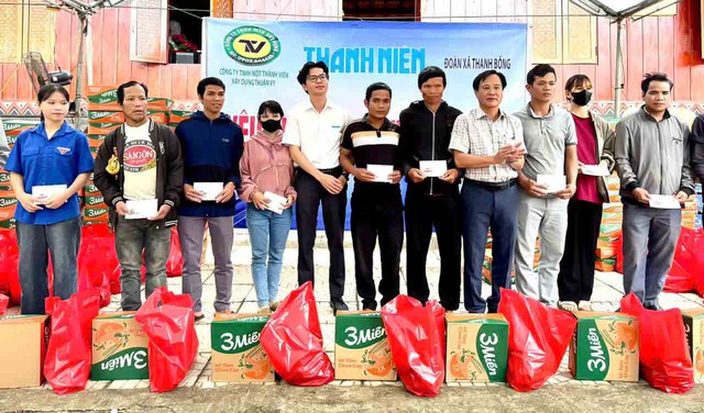 Người trẻ Báo Thanh Niên mang yêu thương về vùng lũ quét và sạt lở- Ảnh 3. Người trẻ Báo Thanh Niên mang yêu thương về vùng lũ quét và sạt lở- Ảnh 3.