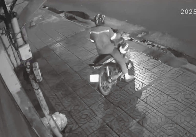 TP.HCM: Bắt quả tang người đàn ông rải đinh bẫy người đi đường - Ảnh 1.