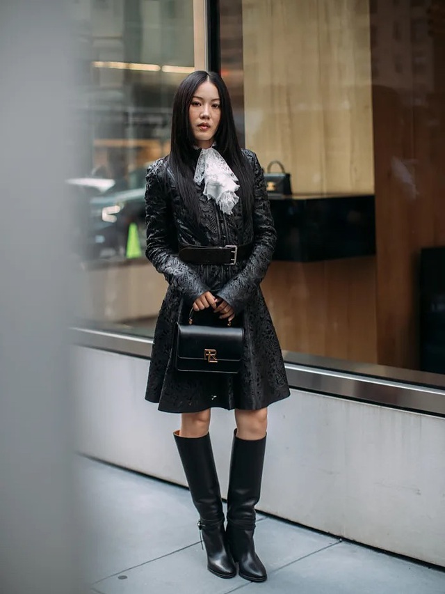 Chân váy chữ A và bốt, đi làm đi chơi đều đẹp - Ảnh 1.