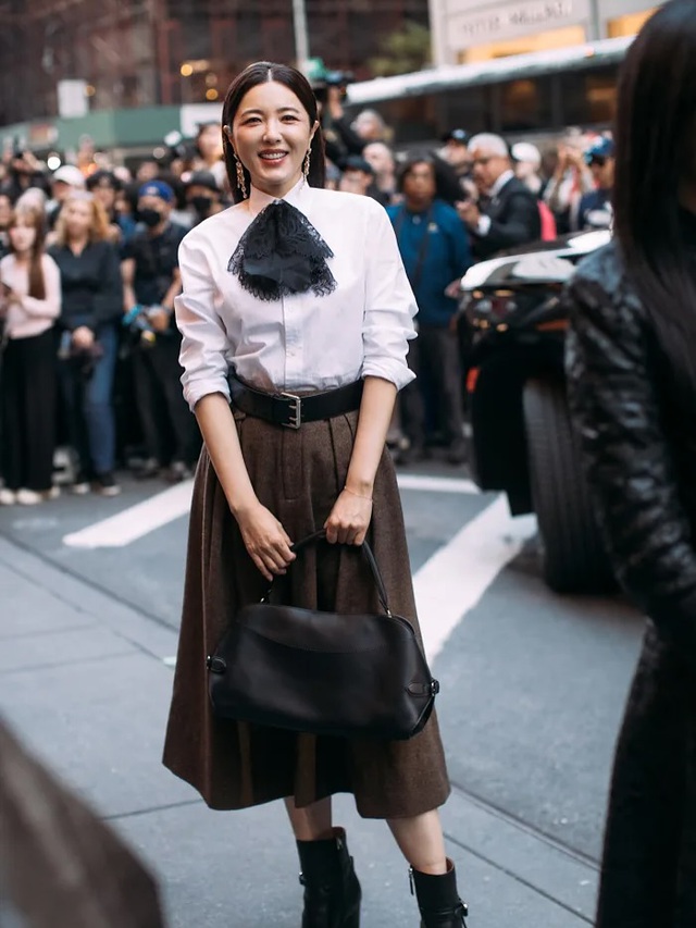 Chân váy chữ A và bốt, đi làm đi chơi đều đẹp - Ảnh 6.