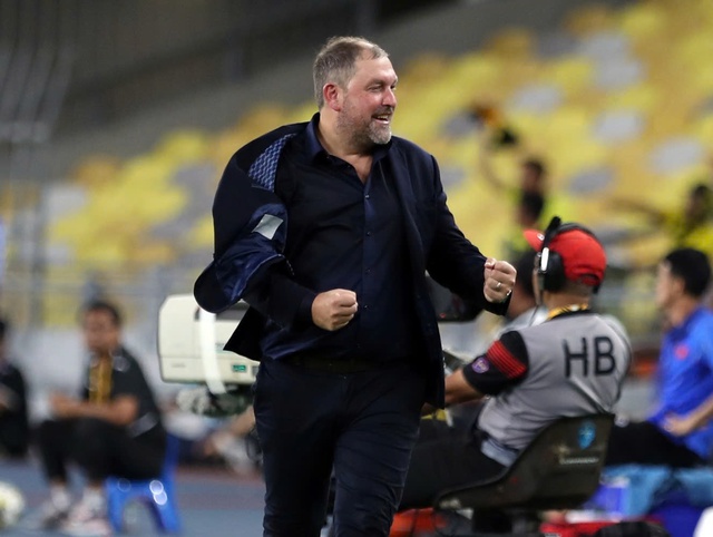 Giữa t&acirc;m b&atilde;o nhập tịch lậu, HLV đội tuyển Malaysia vẫn lạc quan đến kinh ngạc: Tạm qu&ecirc;n&hellip; FIFA!- Ảnh 1.