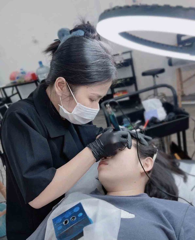 Cầm máy phun xăm thu nhập cao gấp 6 - 7 lần công việc trước đó- Ảnh 1.