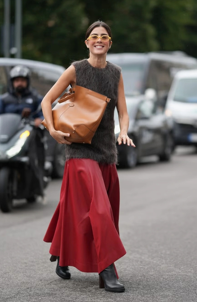 Chân váy chữ A và bốt, đi làm đi chơi đều đẹp - Ảnh 3.