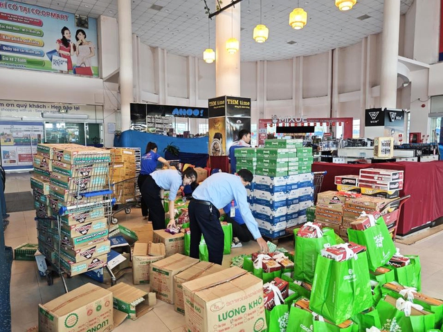 Saigon Co.op khẩn cấp hỗ trợ hàng chục tấn hàng thiết yếu,tiếp sức người dân vùng bão lũ- Ảnh 3. Saigon Co.op khẩn cấp hỗ trợ hàng chục tấn hàng thiết yếu,tiếp sức người dân vùng bão lũ- Ảnh 3.
