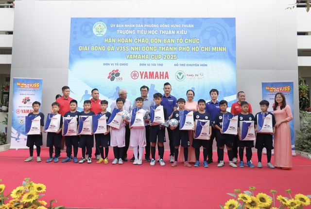 S&acirc;n trường trở th&agrave;nh ng&agrave;y hội b&oacute;ng đ&aacute;: Đội b&oacute;ng nhi đồng được tiếp lửa- Ảnh 1.