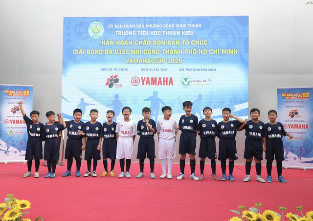 S&acirc;n trường trở th&agrave;nh ng&agrave;y hội b&oacute;ng đ&aacute;: Đội b&oacute;ng nhi đồng được tiếp lửa- Ảnh 2.