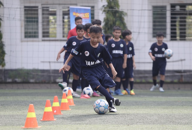 S&acirc;n trường trở th&agrave;nh ng&agrave;y hội b&oacute;ng đ&aacute;: Đội b&oacute;ng nhi đồng được tiếp lửa- Ảnh 3.