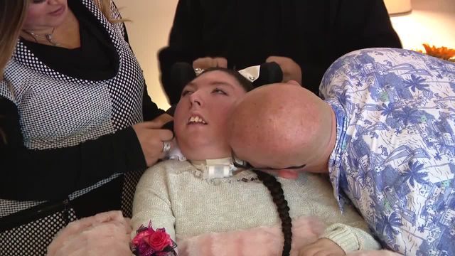 'Phép màu' khi một cô gái không có não vẫn sống đến 20 tuổi - Ảnh 1.