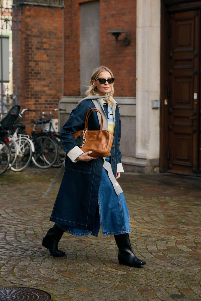 Chân váy chữ A và bốt, đi làm đi chơi đều đẹp - Ảnh 4.