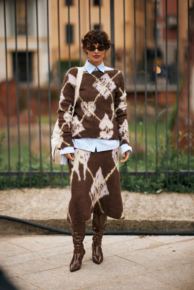 Chân váy chữ A và bốt, đi làm đi chơi đều đẹp - Ảnh 5.