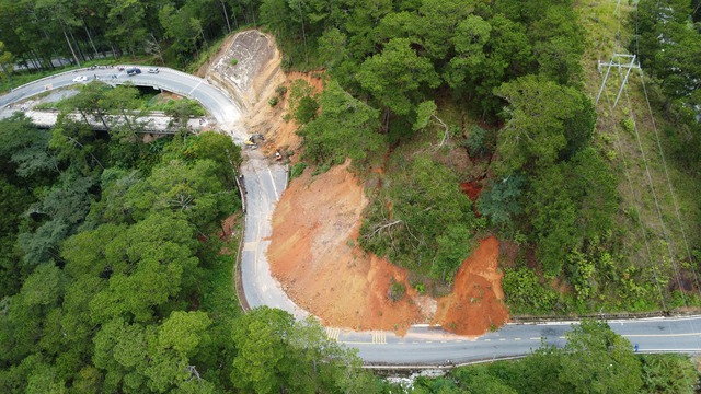 Sạt lở đèo D'Ran, người dân tự mở đường xuyên rừng đi làm, đưa con đi học - Ảnh 5.