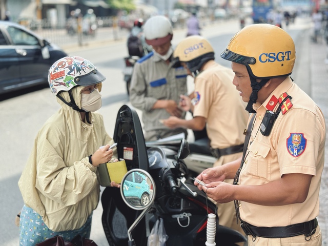 Xôn xao 'dùng điện thoại khi dừng chờ đèn đỏ bị phạt': Cục CSGT nói gì? - Ảnh 2.