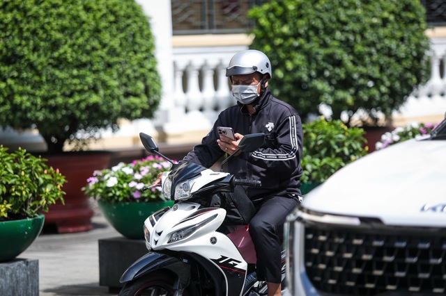 Xôn xao 'dùng điện thoại khi dừng chờ đèn đỏ bị phạt': Cục CSGT nói gì? - Ảnh 3.