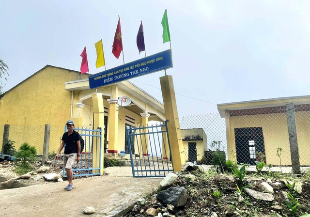 Trường vùng bão lũ 'rũ bùn' đón học sinh trở lại - Ảnh 1.