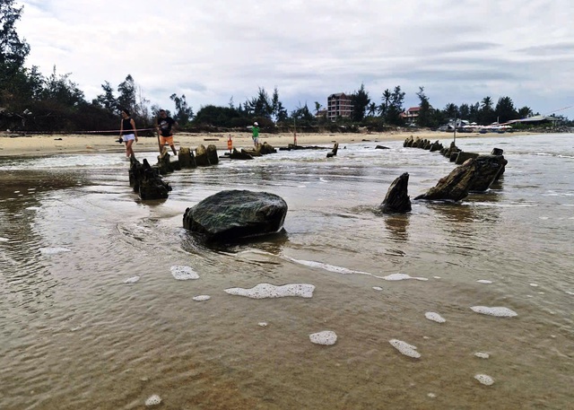 Khẩn cấp khai quật tàu cổ phát lộ ở bờ biển Hội An- Ảnh 4.