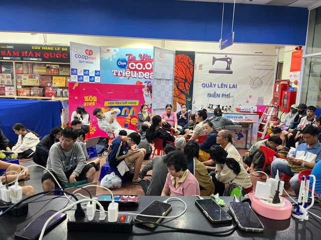 Saigon Co.op khẩn cấp hỗ trợ hàng chục tấn hàng thiết yếu,tiếp sức người dân vùng bão lũ- Ảnh 7. Saigon Co.op khẩn cấp hỗ trợ hàng chục tấn hàng thiết yếu,tiếp sức người dân vùng bão lũ- Ảnh 7.