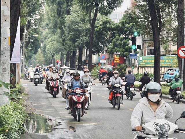 Thời tiết TP.HCM ngày 10.11: Triều cường ở mức báo động, đề phòng mưa lớn - Ảnh 2.