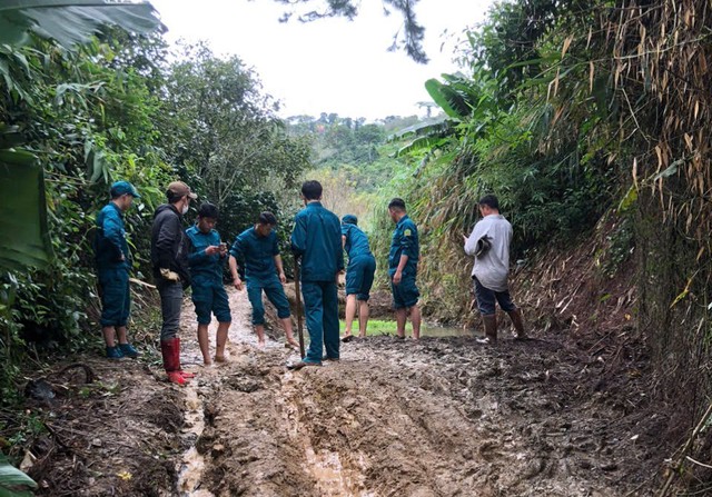 Sạt lở đèo D'Ran, người dân tự mở đường xuyên rừng đi làm, đưa con đi học - Ảnh 4.