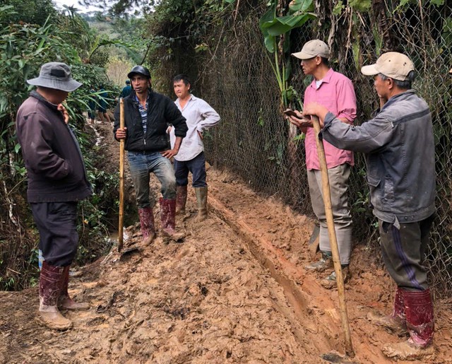 Sạt lở đèo D'Ran, người dân tự mở đường xuyên rừng đi làm, đưa con đi học - Ảnh 6.